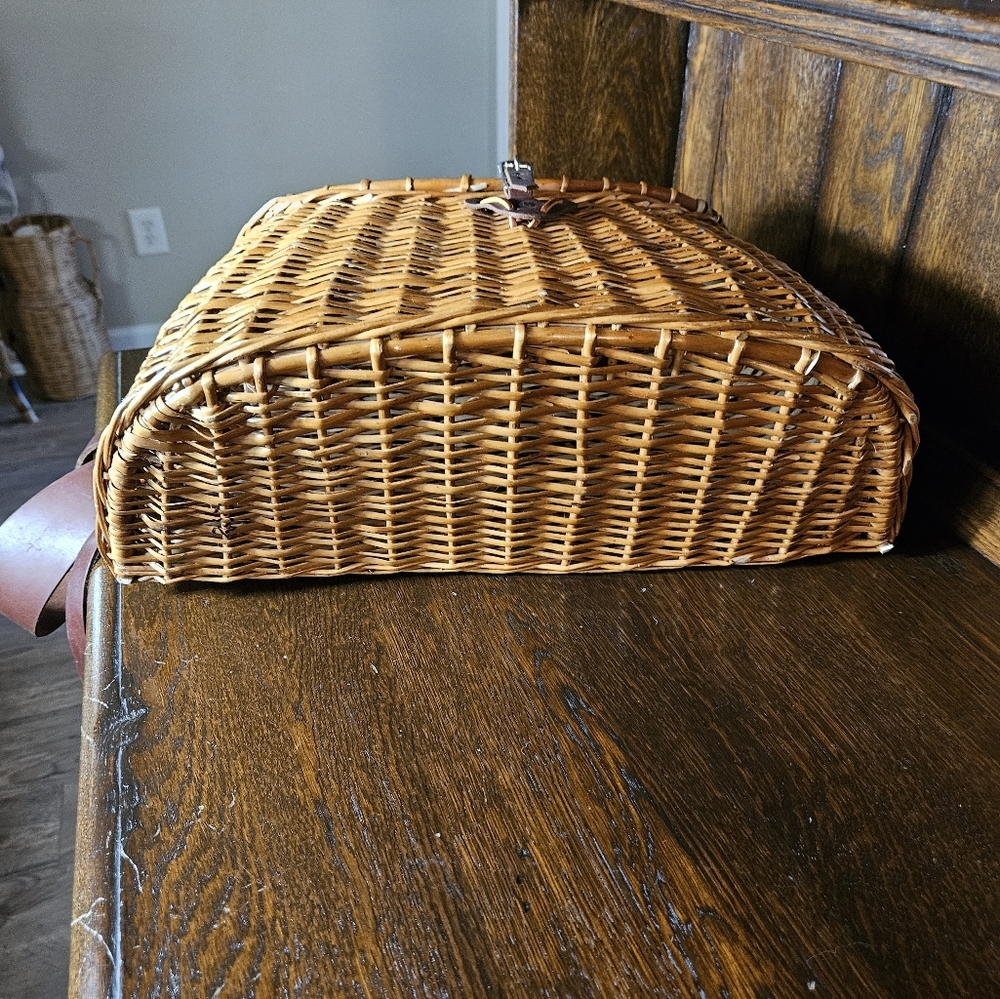 Cabelas Classic Split Creel Leather Closure and Adjustable Leather Shouler Strap - Picture 8 of 15